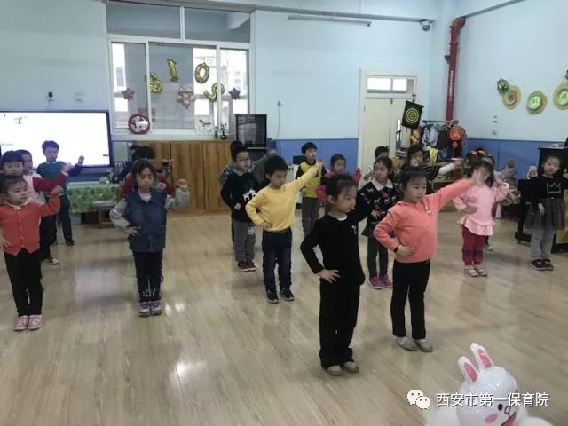 藝術(shù)之光，北京雷鋒小學(xué)的孩子們用藝術(shù)之眼走進(jìn)中國(guó)美術(shù)館的奇妙之旅